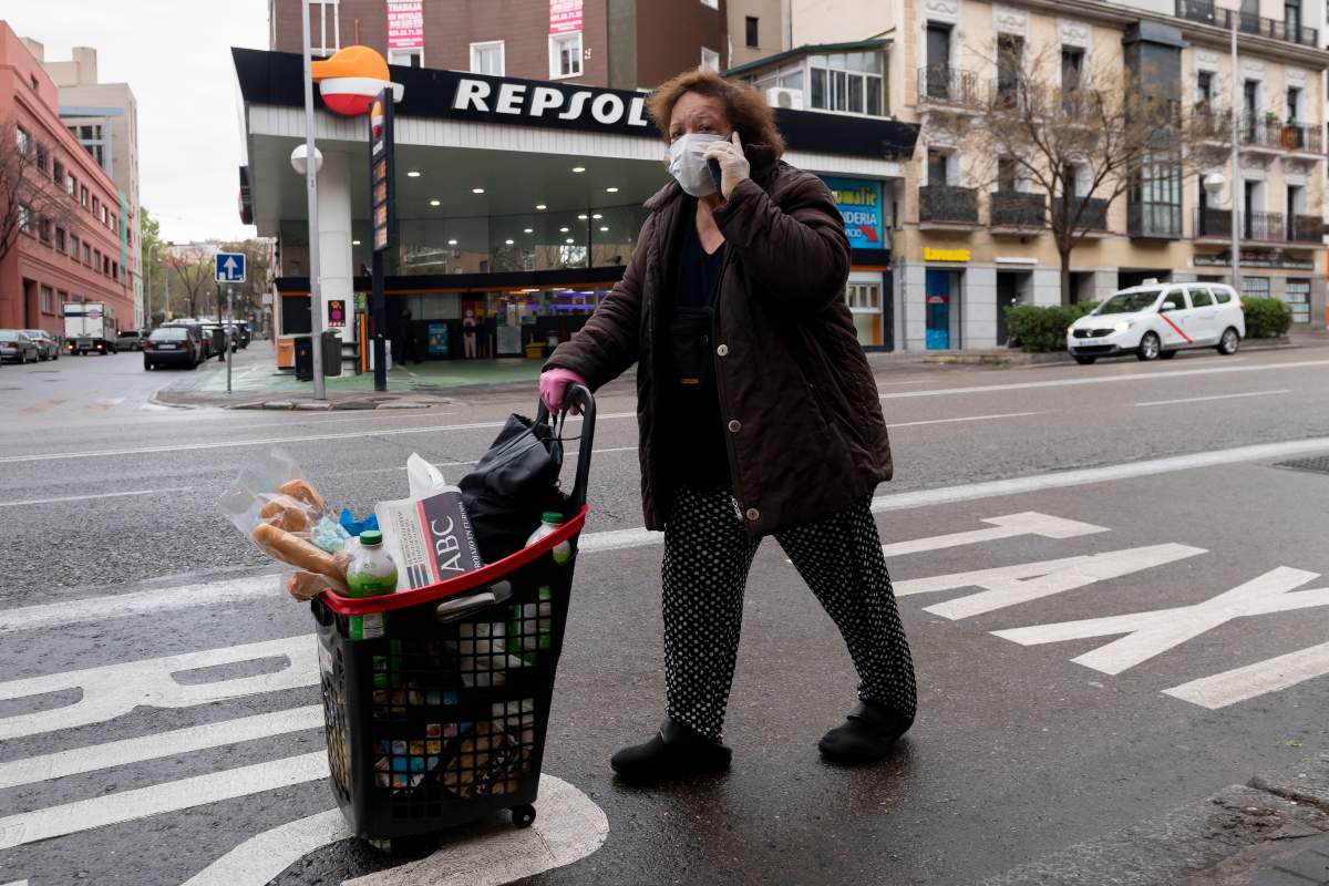 Mujer volviendo de hacer la compra durante la alerta por coronavirus (José Luis Pindado)